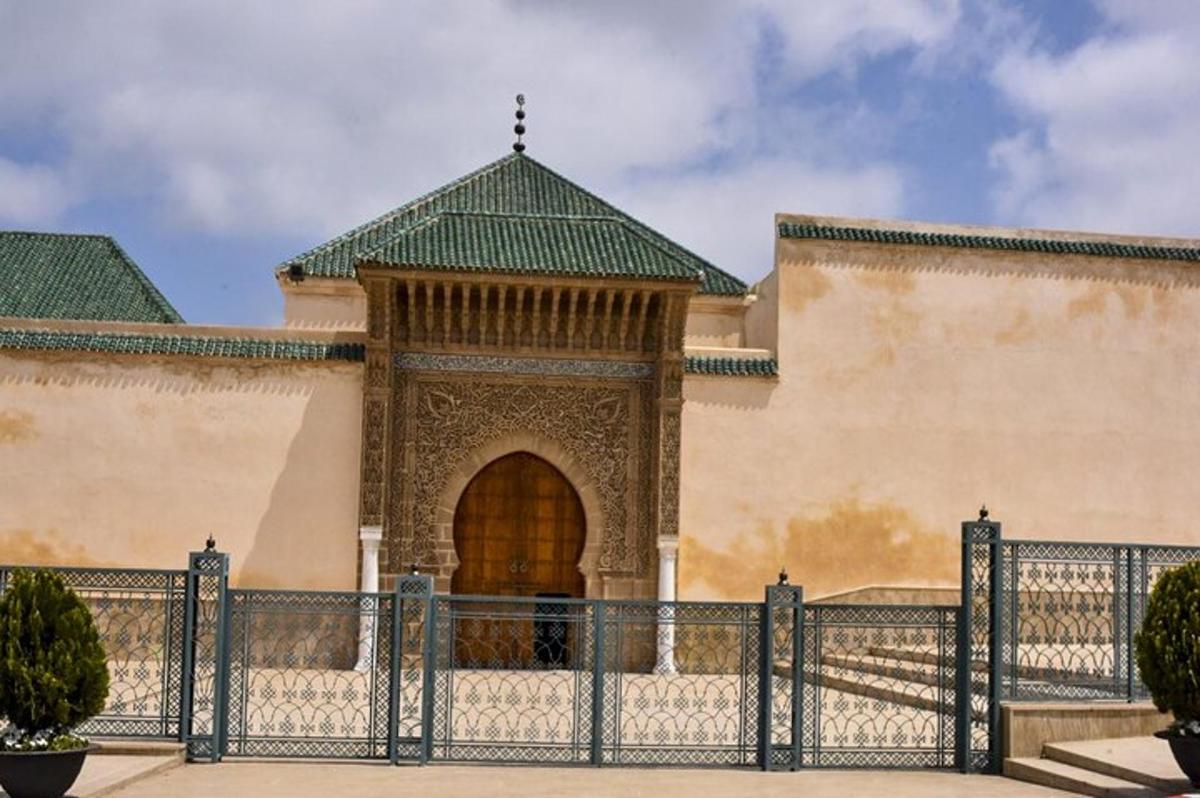 una entrada a un edifici amb una tanca