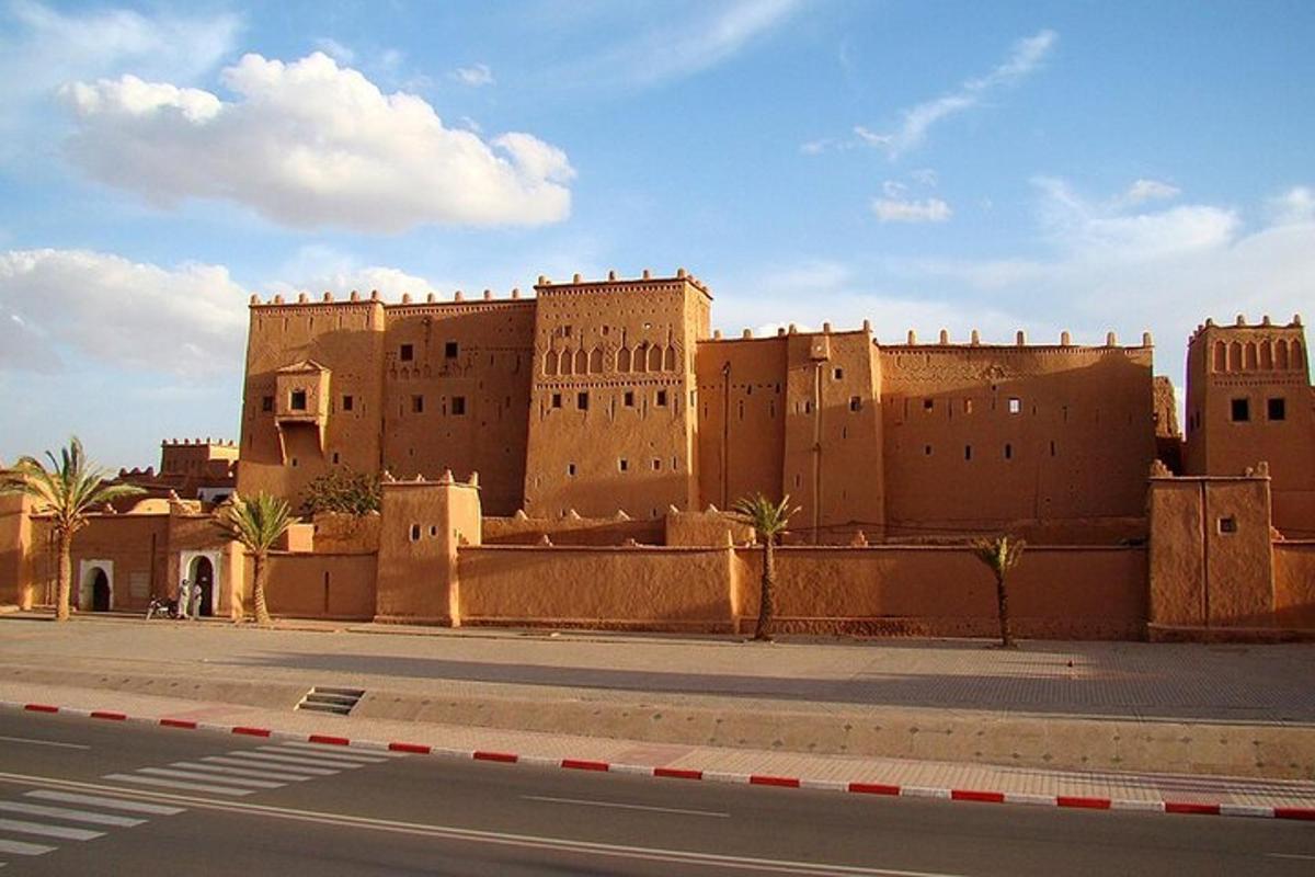 un gran edifici al mig d'una ciutat