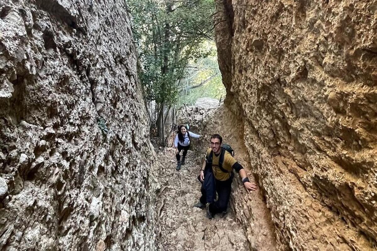 un uomo e una donna che camminano attraverso un canyon