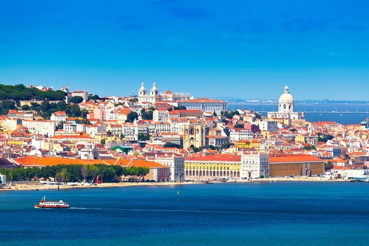 uma vista de uma cidade com um barco na água