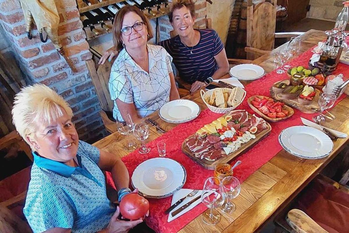 un grupo de personas sentadas en una mesa con comida