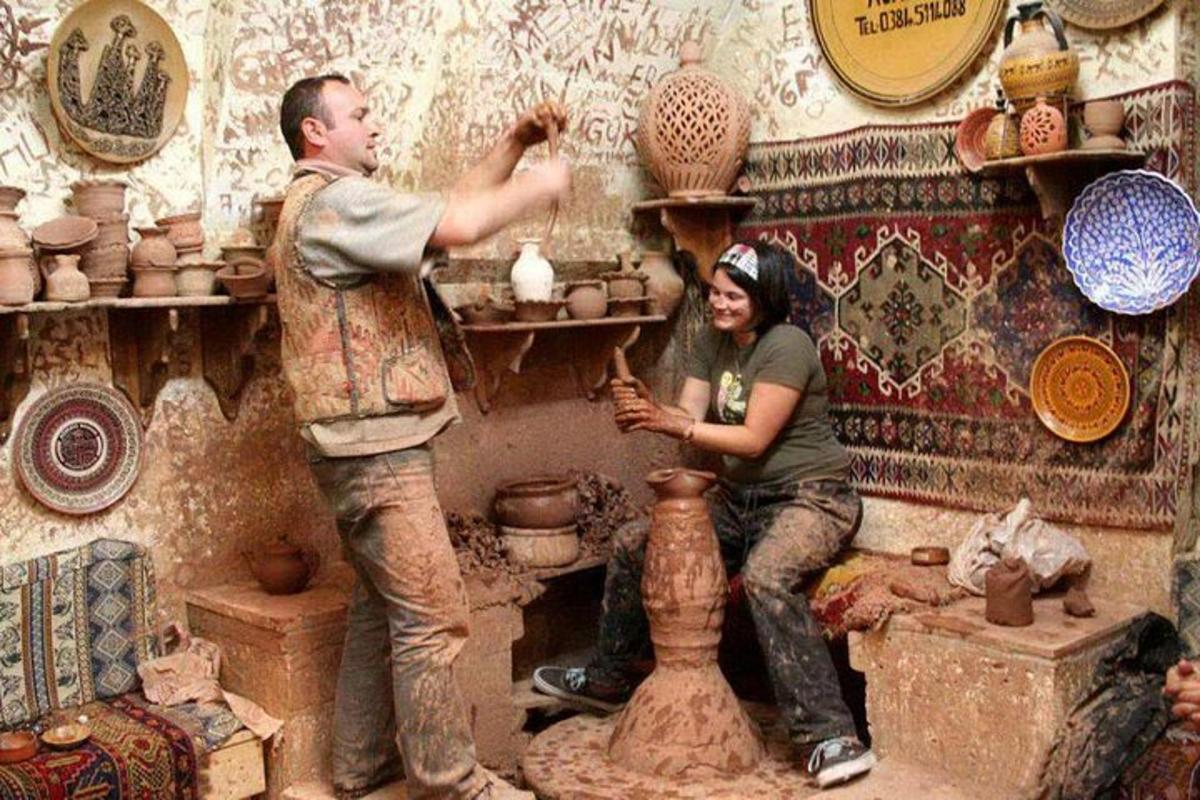 un uomo e una donna che realizzano un vaso in un negozio