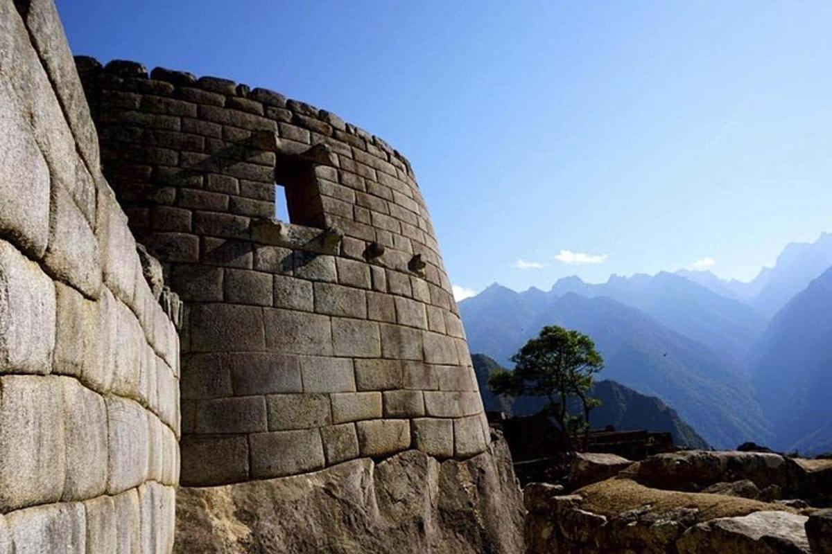 un muro di pietra con una finestra in cima a una montagna