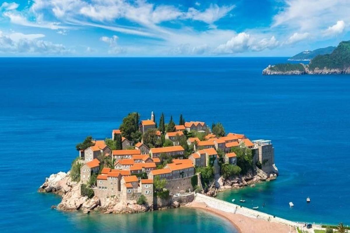 otok sredi vode
