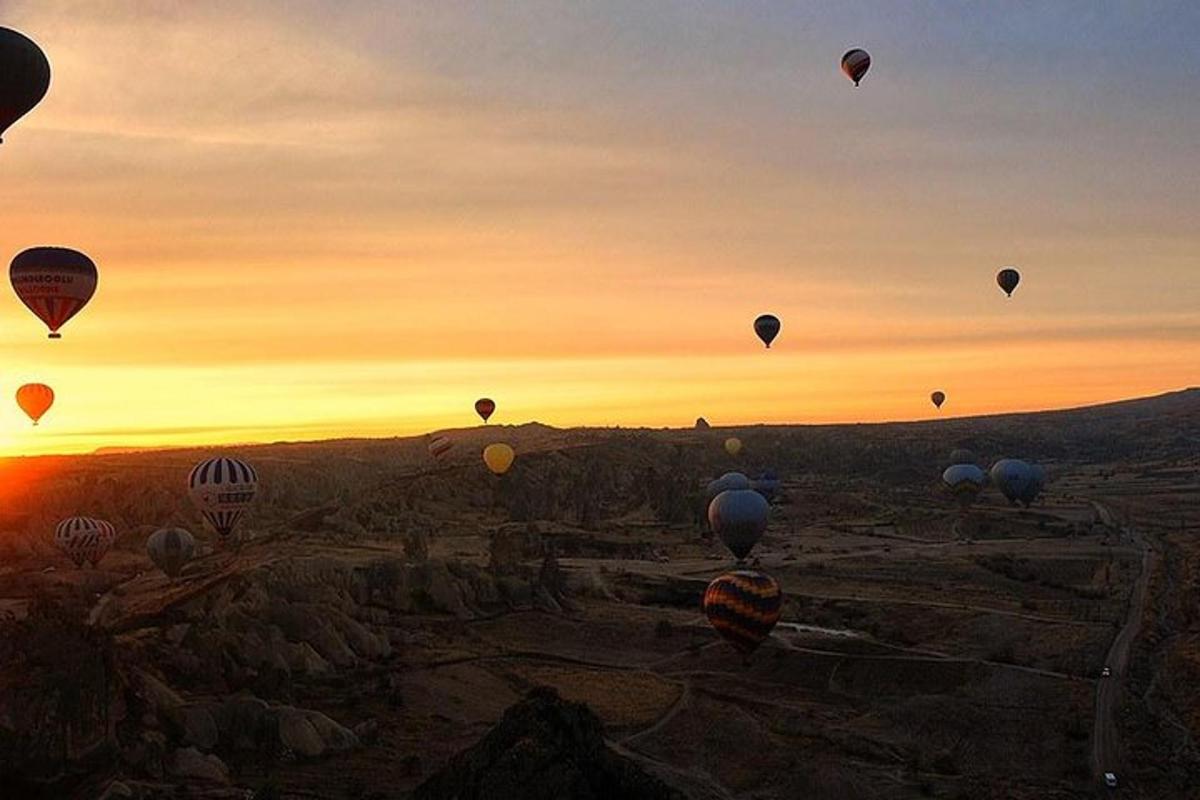 un gruppo di mongolfiere nel cielo al tramonto