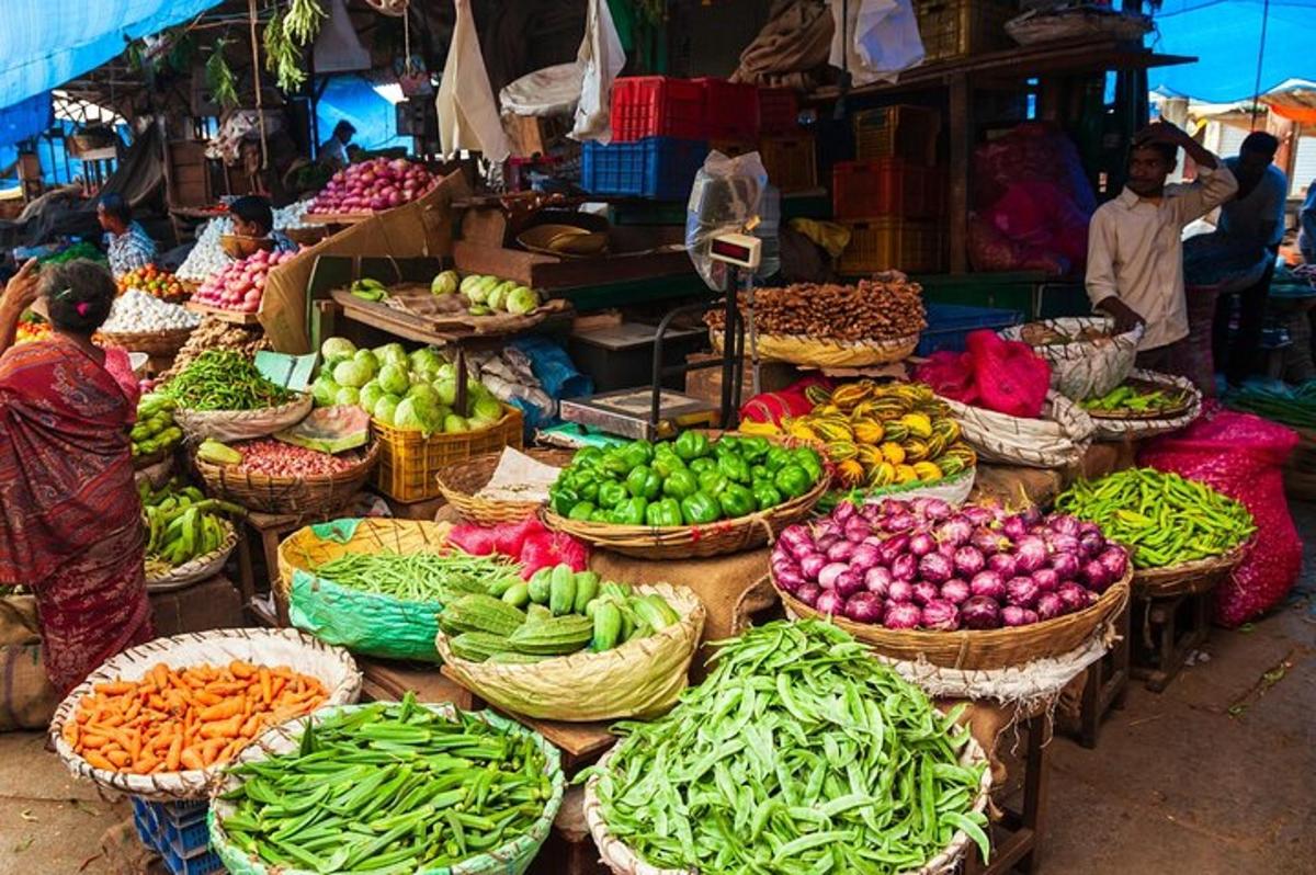 um mercado com cestas de frutas e vegetais em exposição