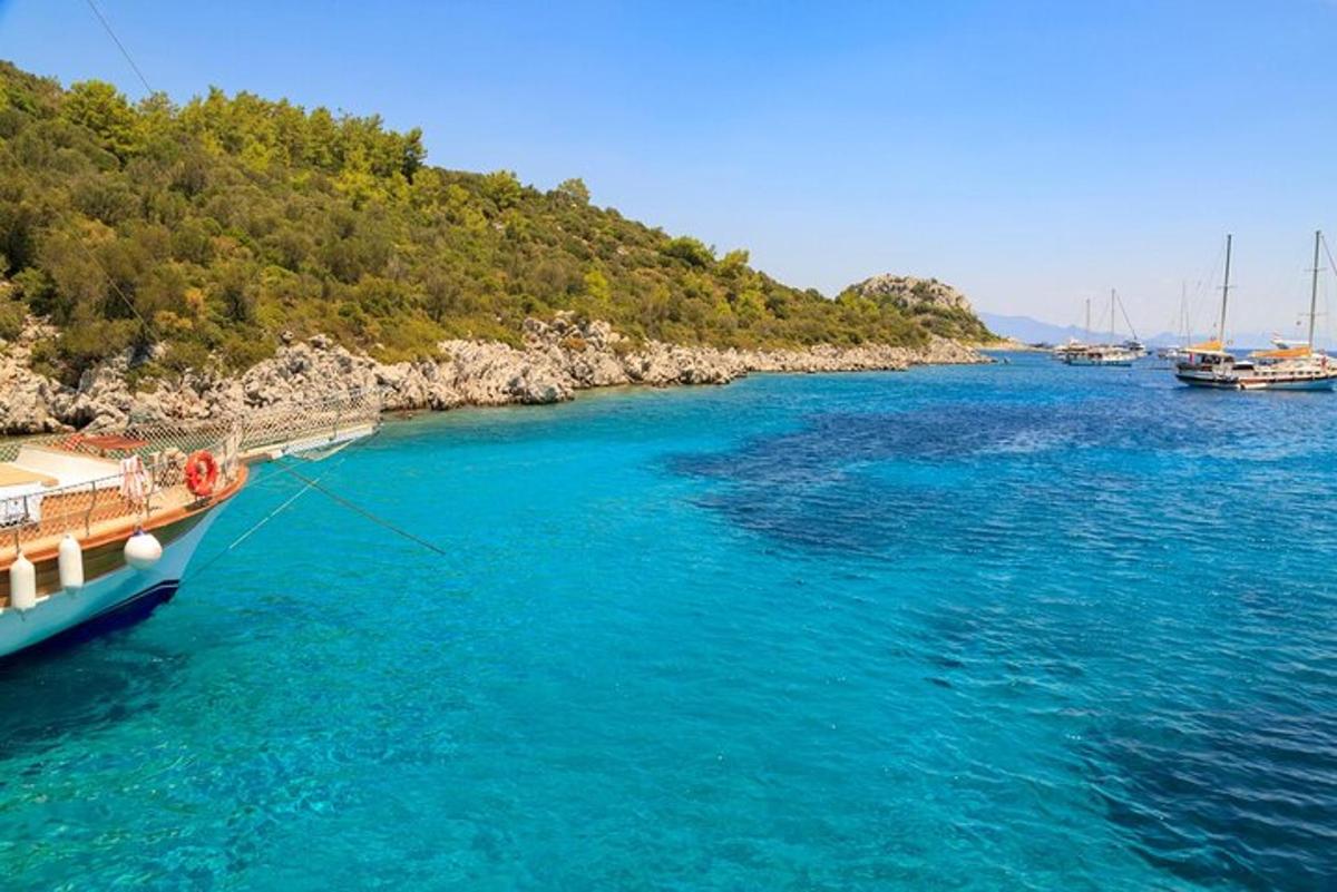 Μια βάρκα είναι αγκυροβολημένη σε ένα ποτάμι με μπλε νερά