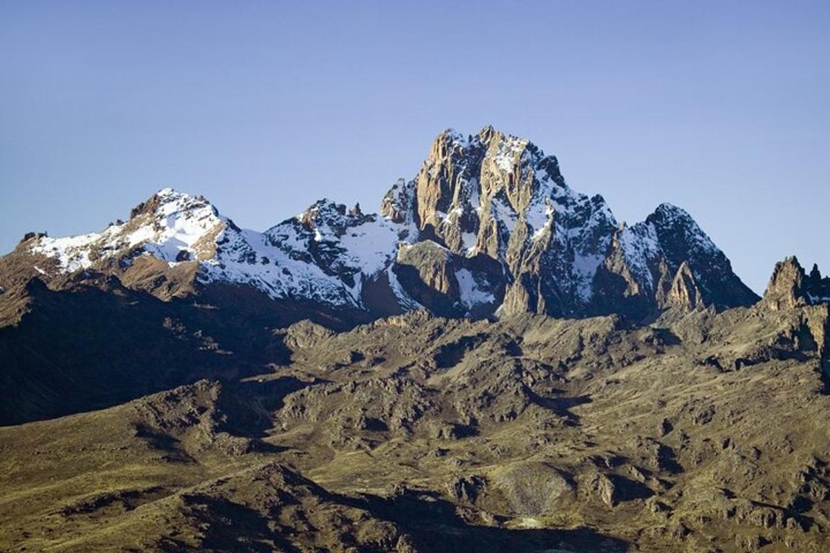 gunung dengan salji di atasnya