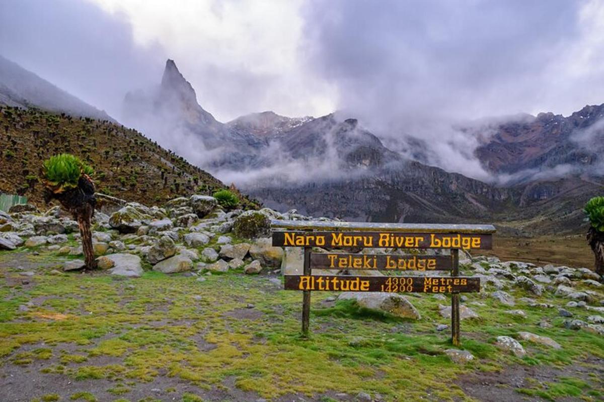 tanda di atas gunung dengan latar belakang gunung