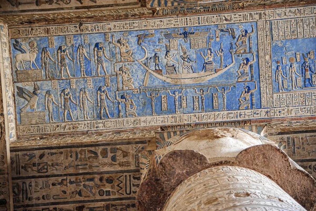 uma sala com mosaicos nas paredes de um edifício