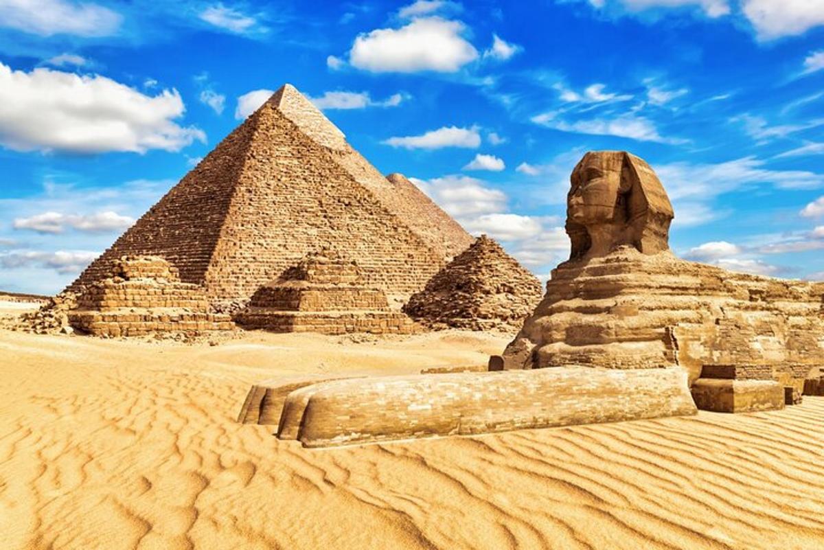 un'immagine delle piramidi di Giza e una statua