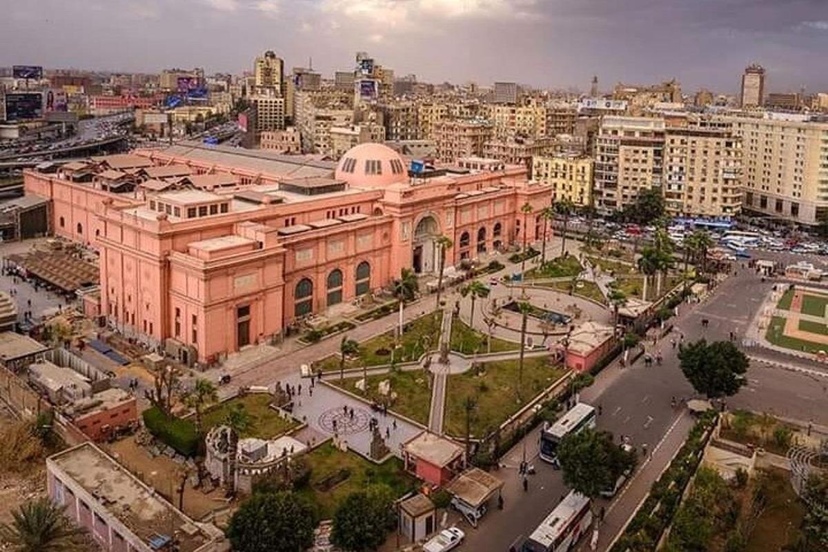una vista aerea di un grande edificio in una città