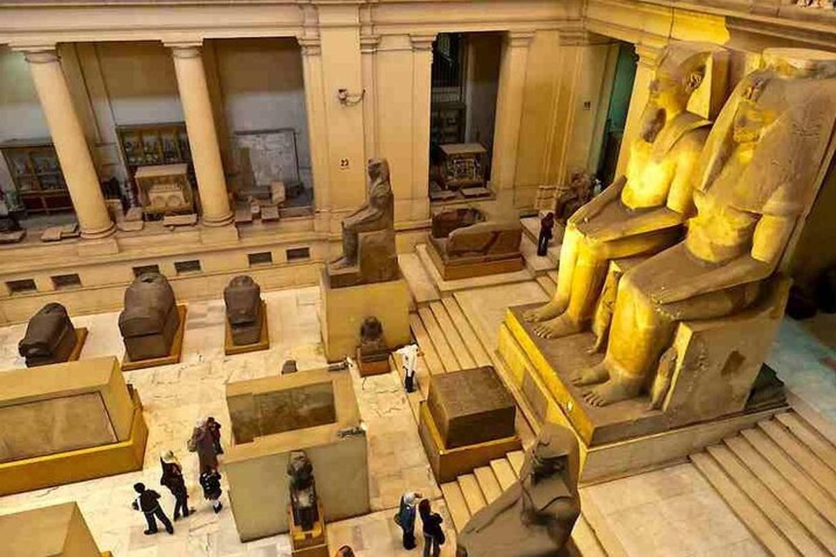 una vista dall'alto del museo archeologico di Ahenshenshenshenshenshens con persone
