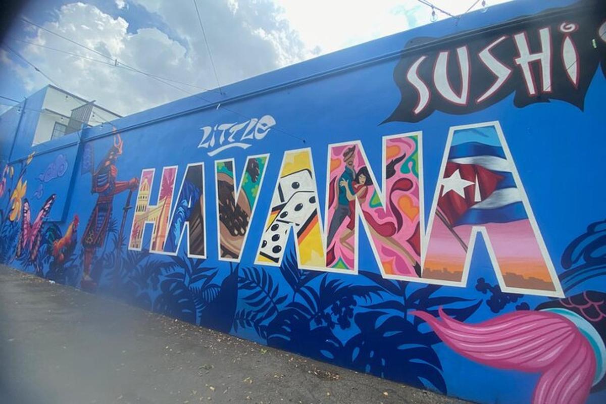 kereta api biru dengan grafiti di sisinya
