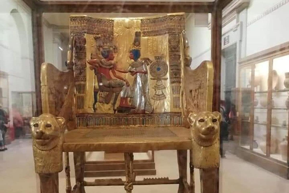una sedia con un dipinto sopra in un museo