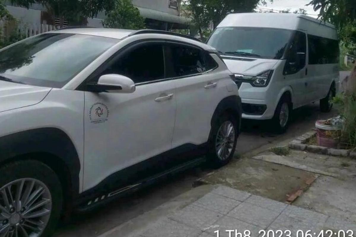 dvě bílá SUV zaparkovaná vedle sebe