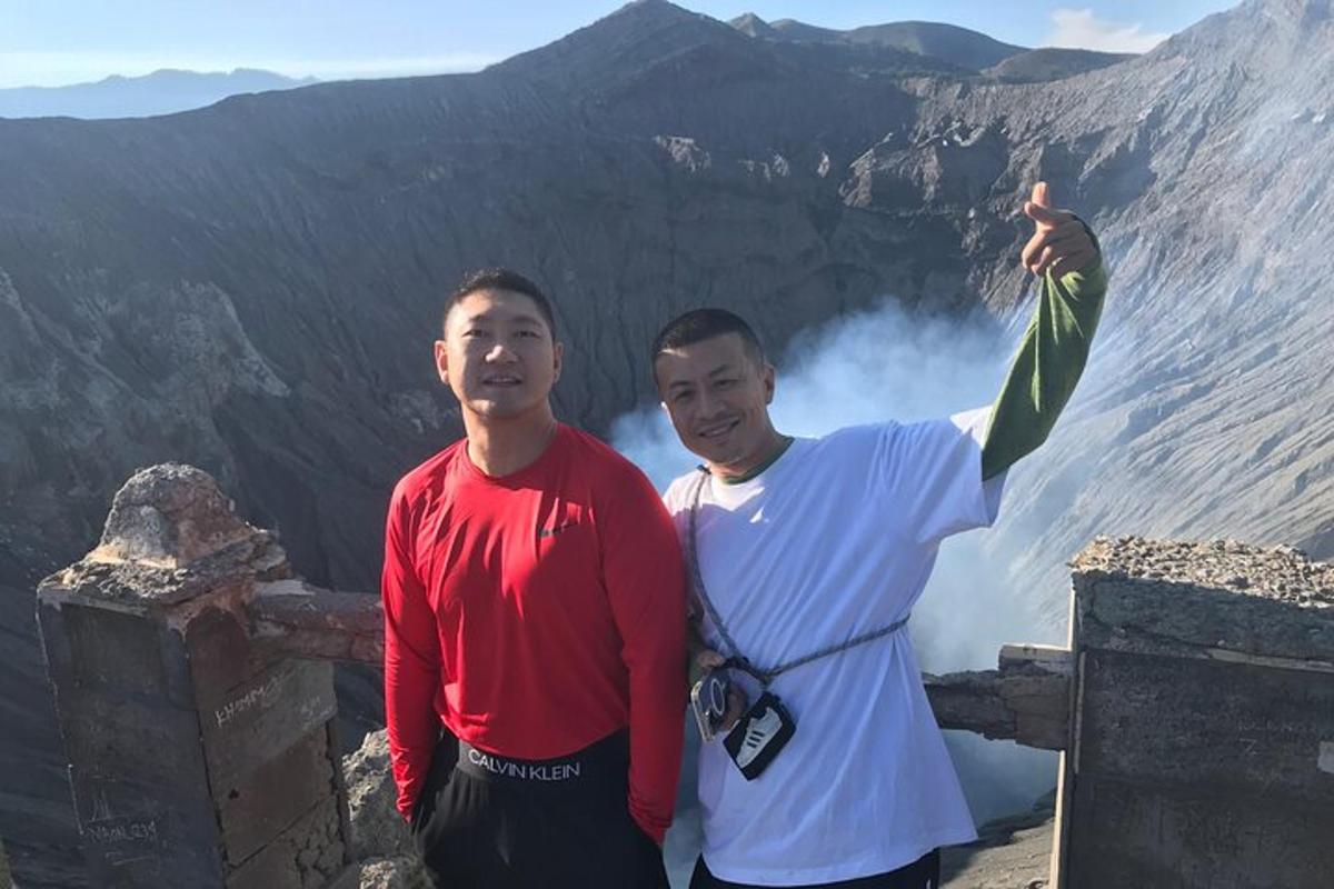 due uomini in piedi in cima a una montagna