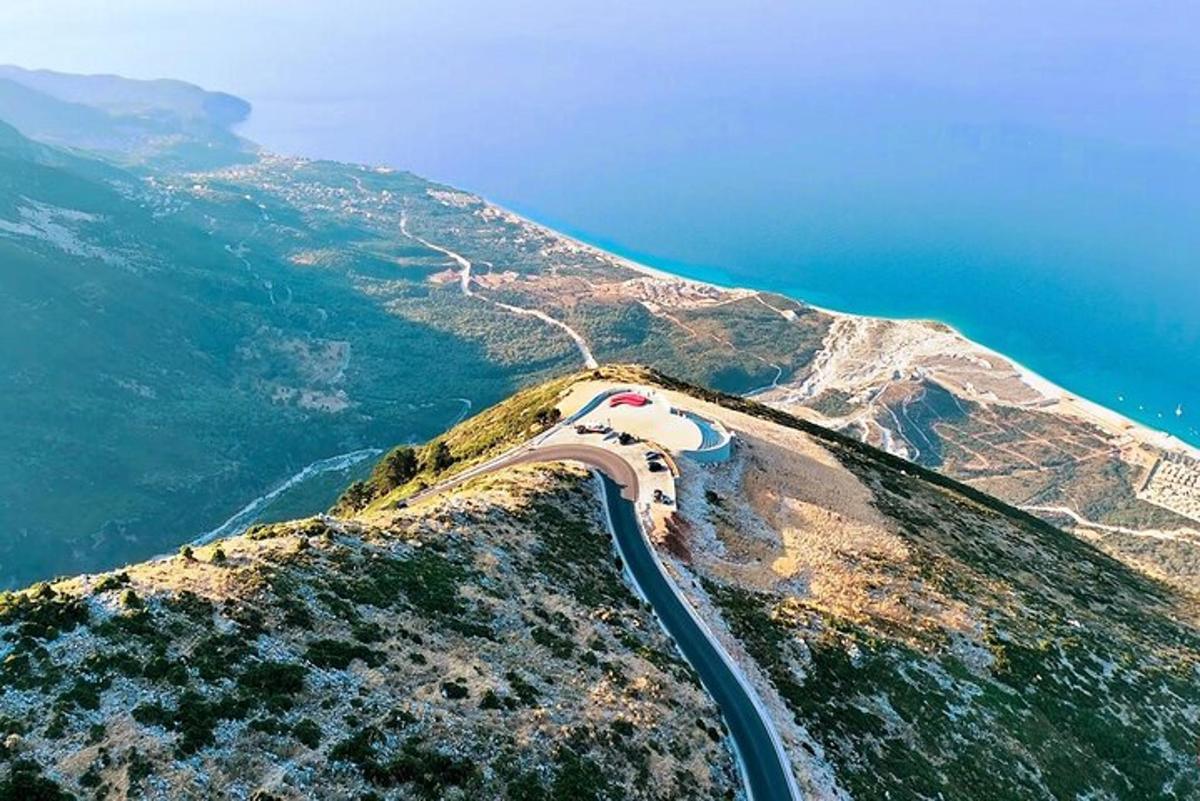 una carretera al vessant d'una muntanya amb l'oceà