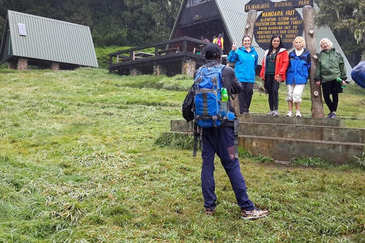 seseorang dengan ransel berdiri di rumput