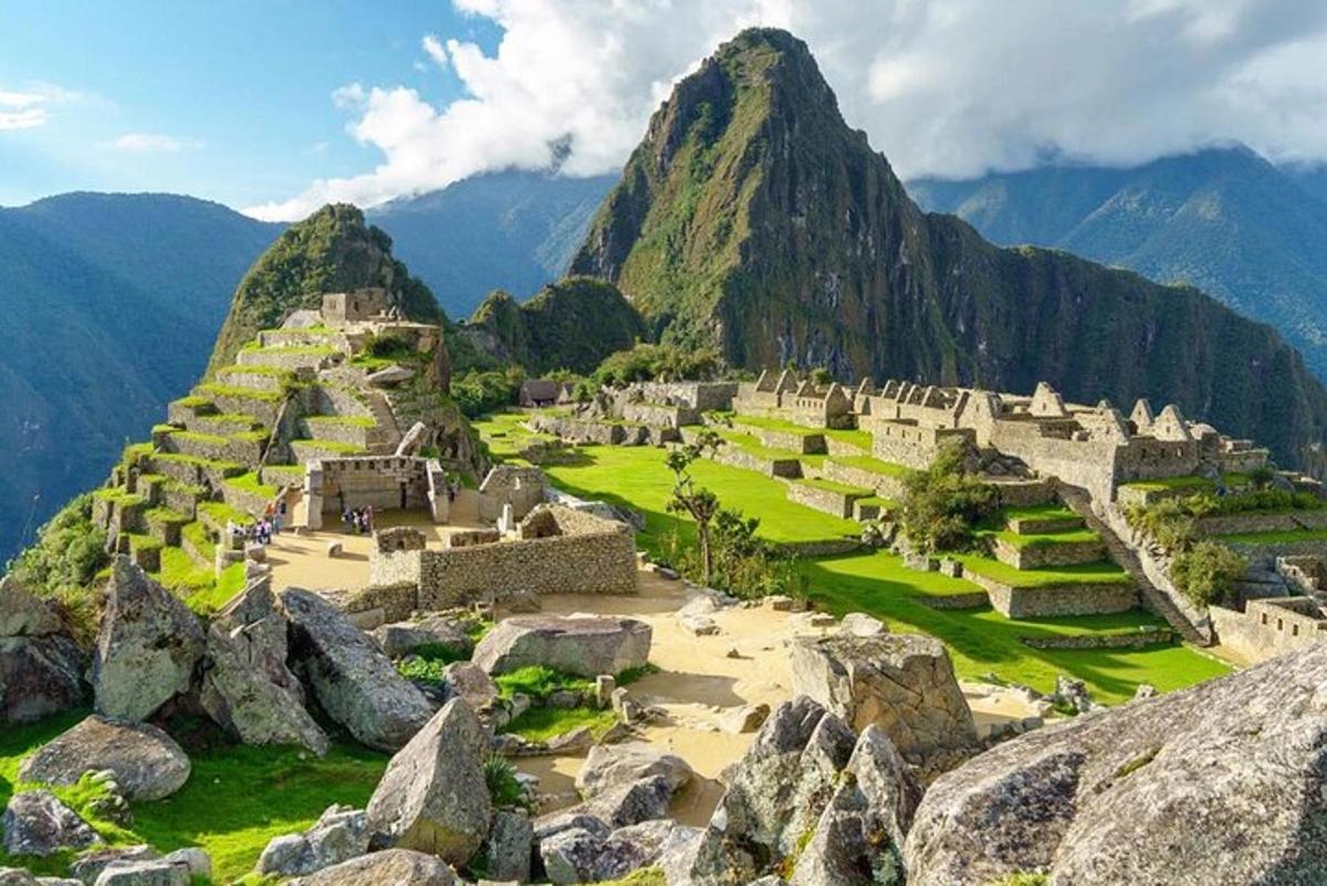una vista di Machu Picchu con una montagna sullo sfondo