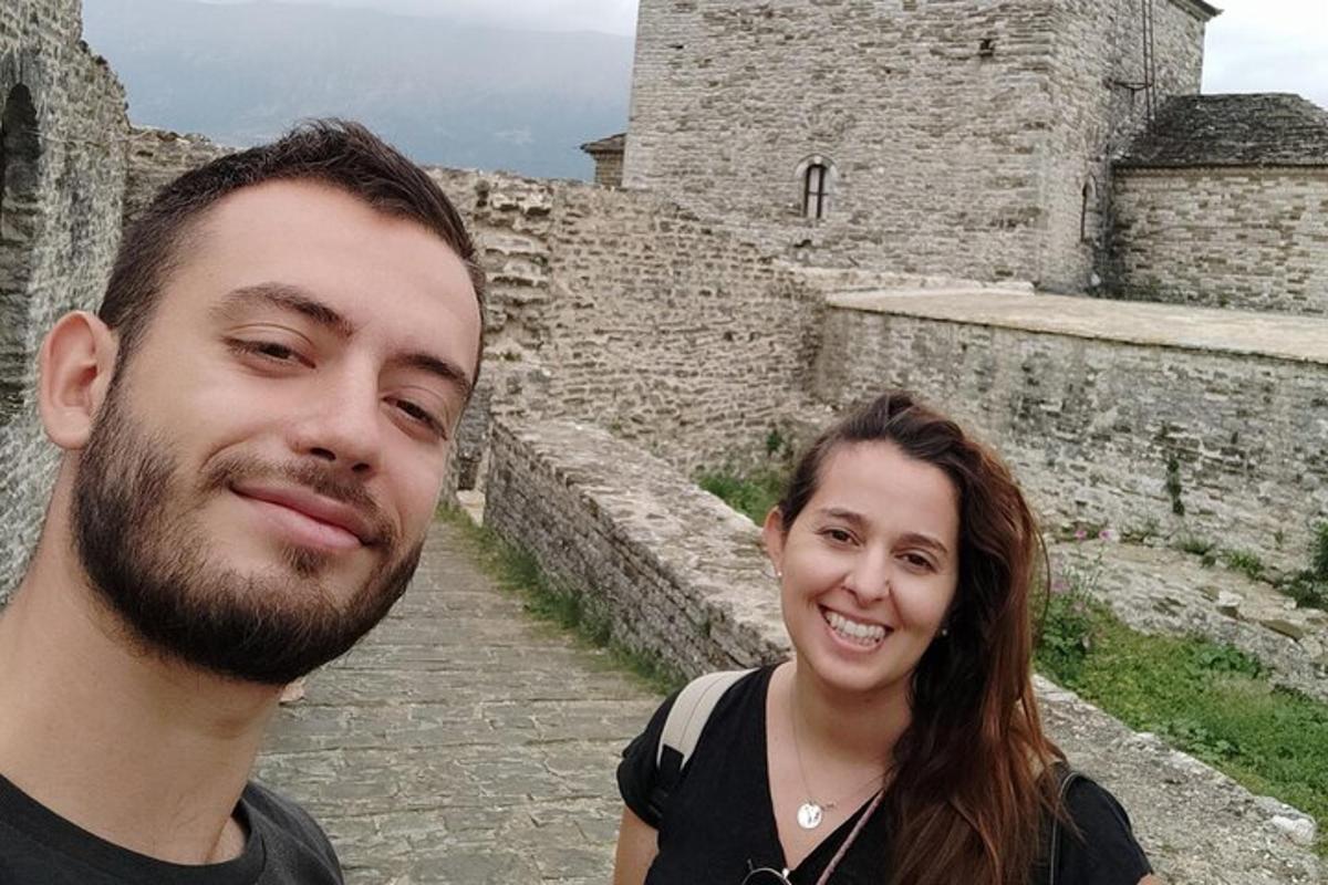 un home i una dona posant per a una foto en un castell