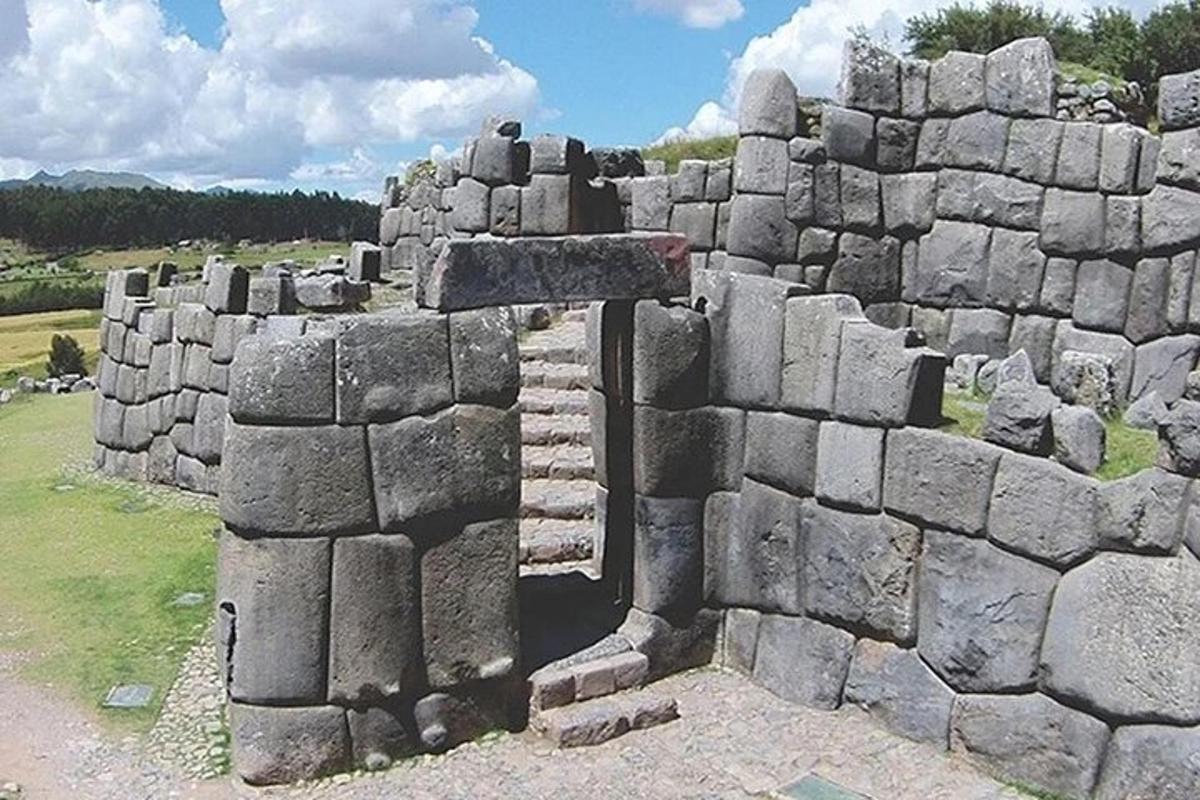 un muro di pietra con una croce in cima