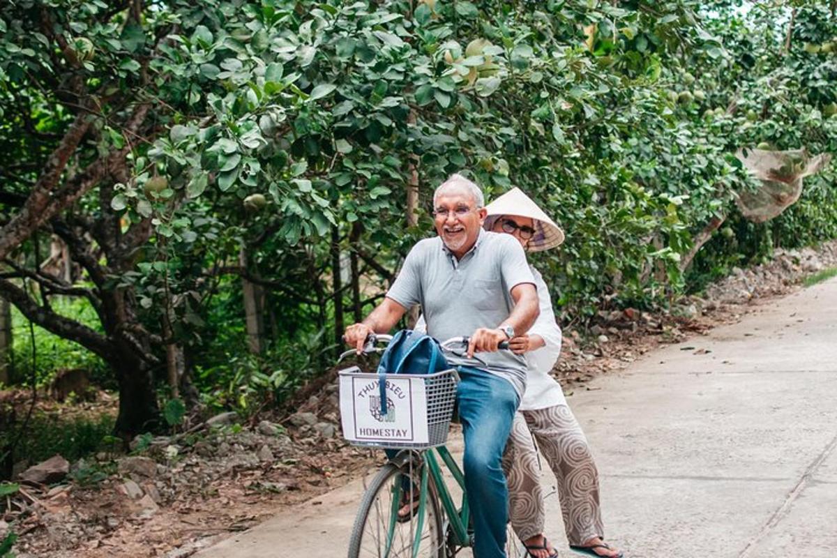 muž a žena jazdia na bicykli po ulici