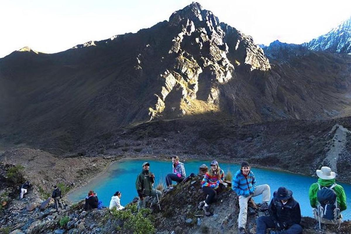 um grupo de pessoas sentadas na encosta de uma montanha