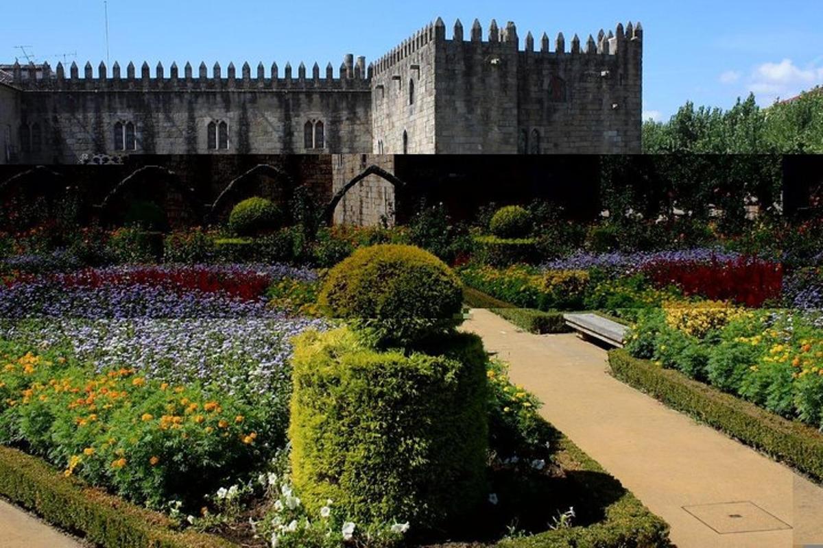 Un jardín con un castillo al fondo