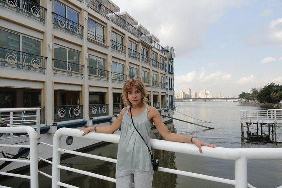 žena stojící vedle zábradlí před budovou