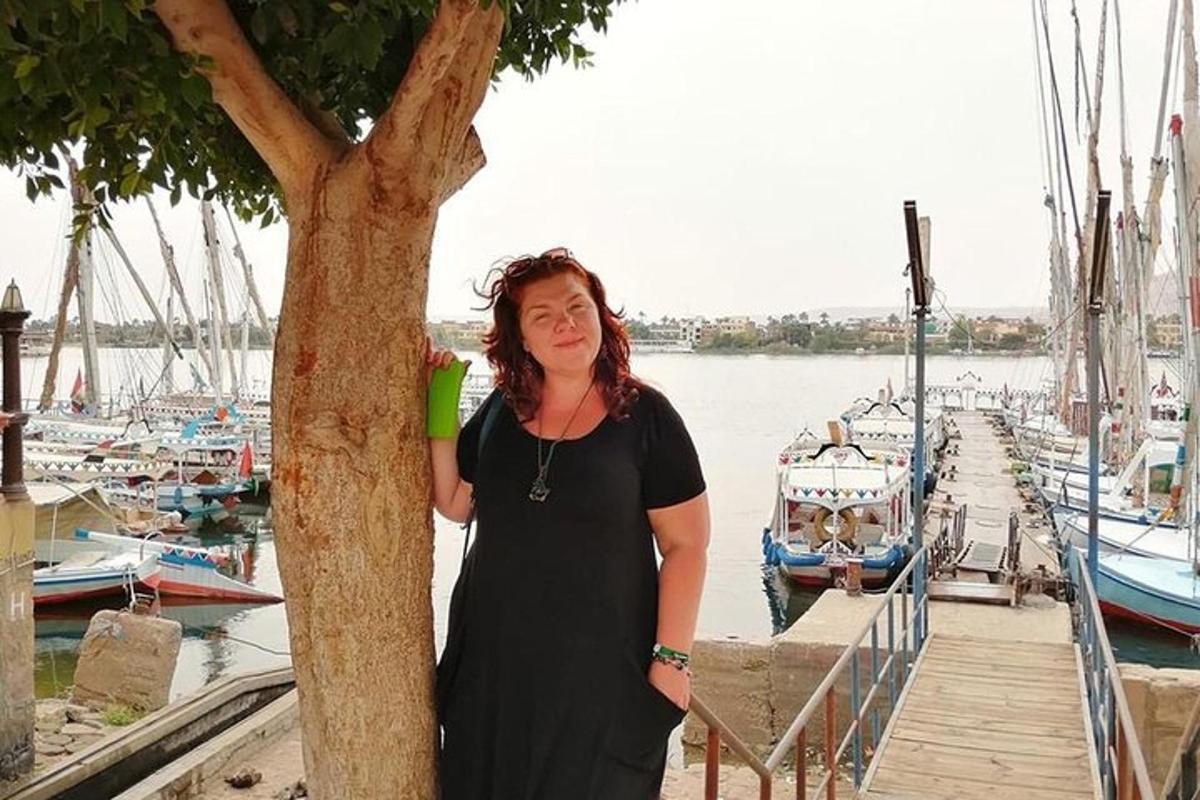 žena stojící vedle stromu na molu