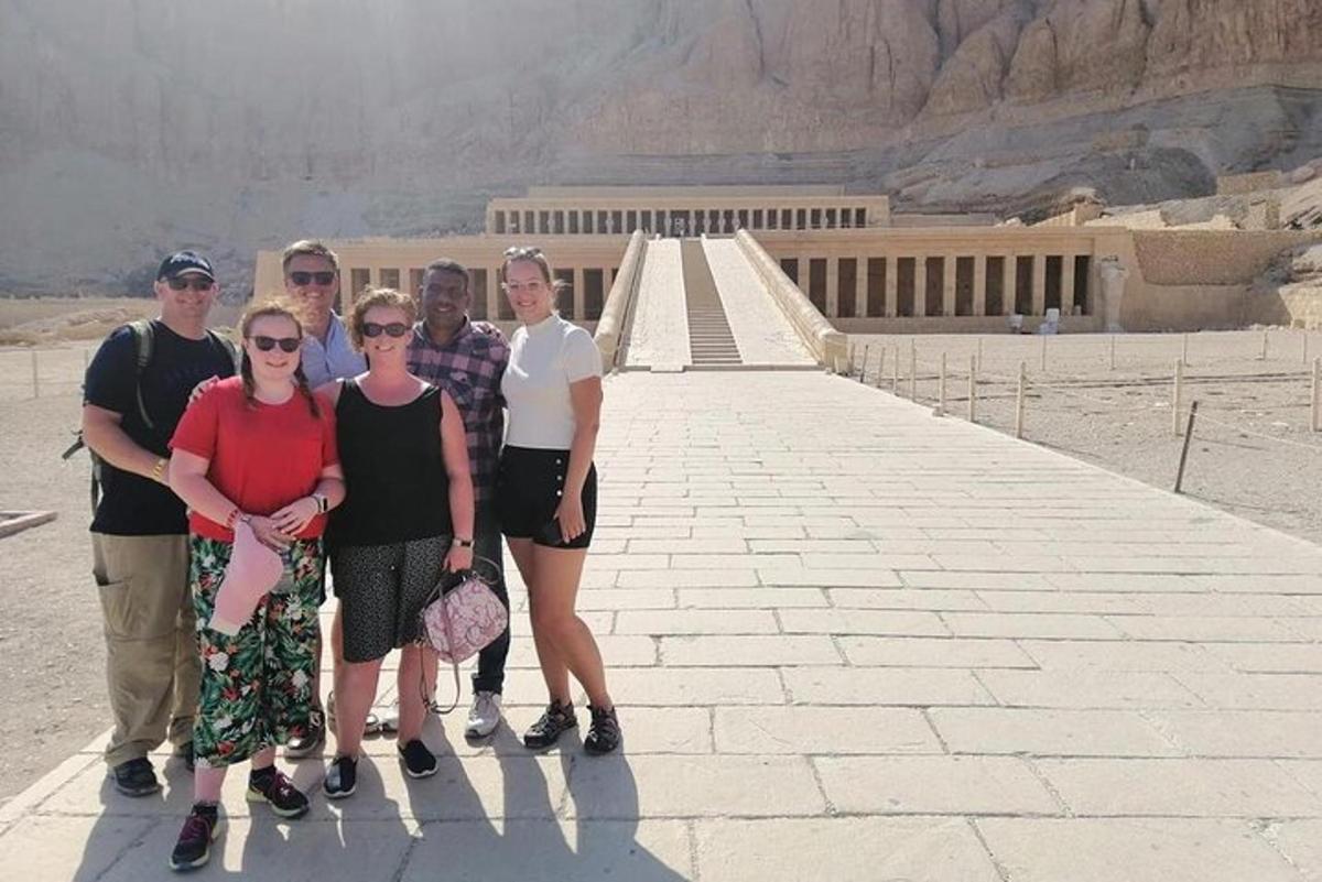 un gruppo di persone in posa per una foto ai thearaohramids