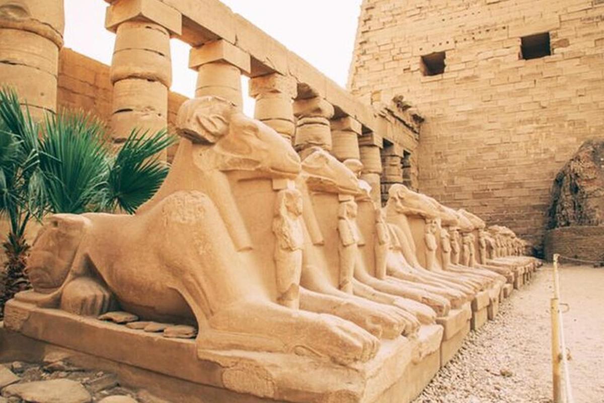 تمثال لشخص يجلس على درجات مبنى