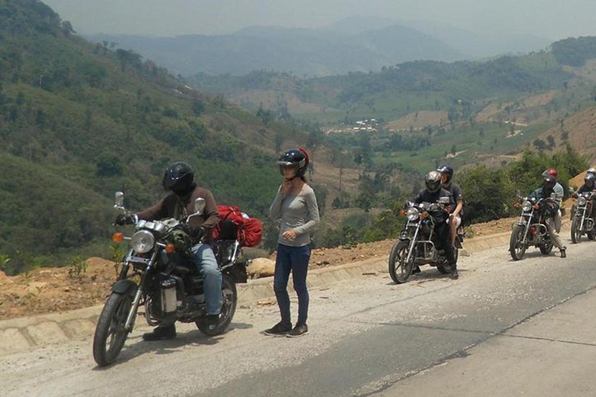 skupina lidí jedoucích na motorkách na silnici