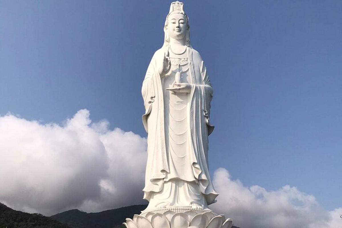 o statuie a unei femei care stă în fața cerului