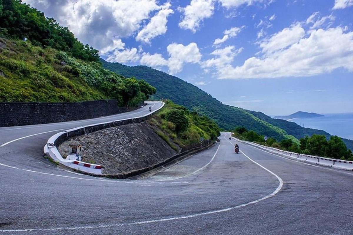 klikatá silnice na kopci s osobou jedoucí na motorce