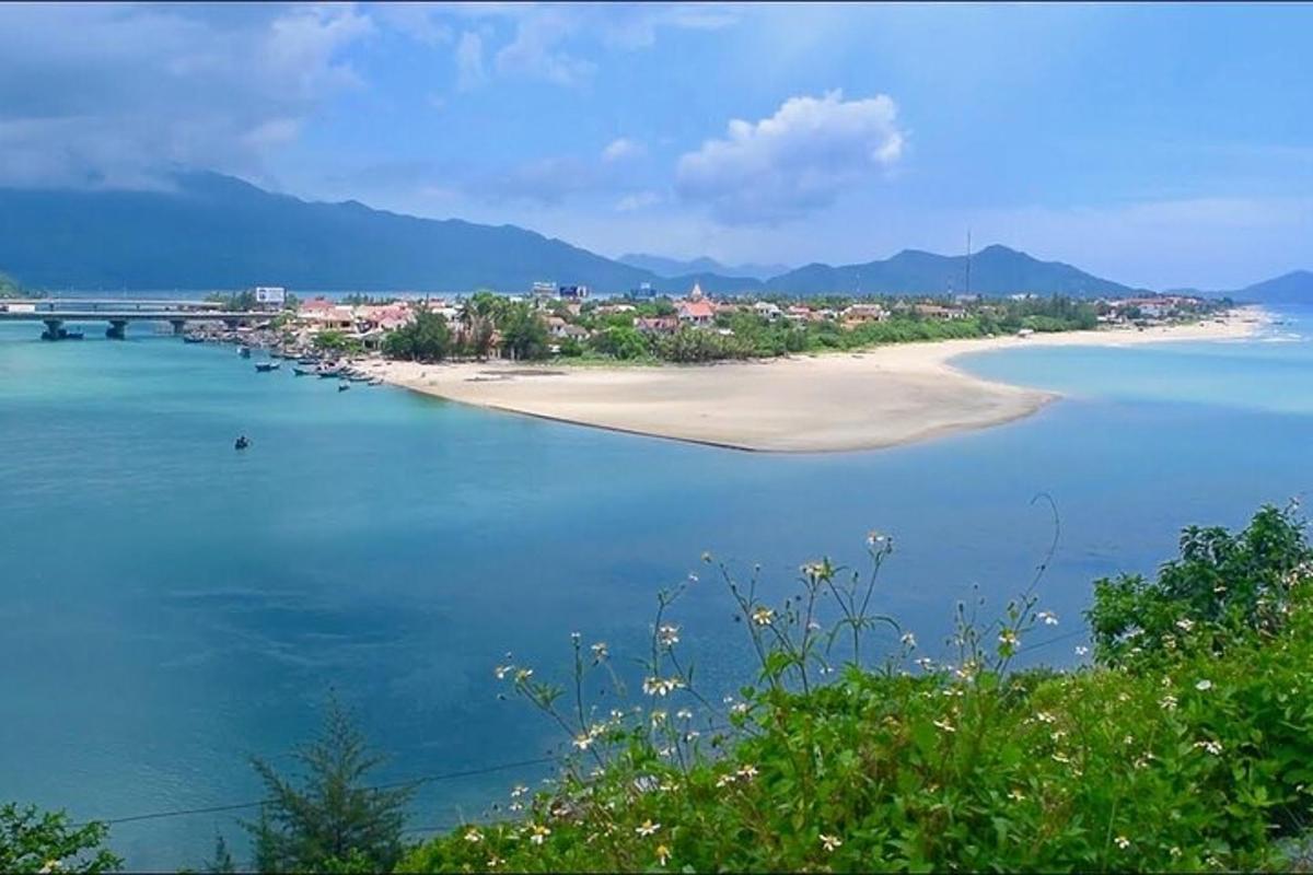 o plajă cu un pod în mijlocul apei