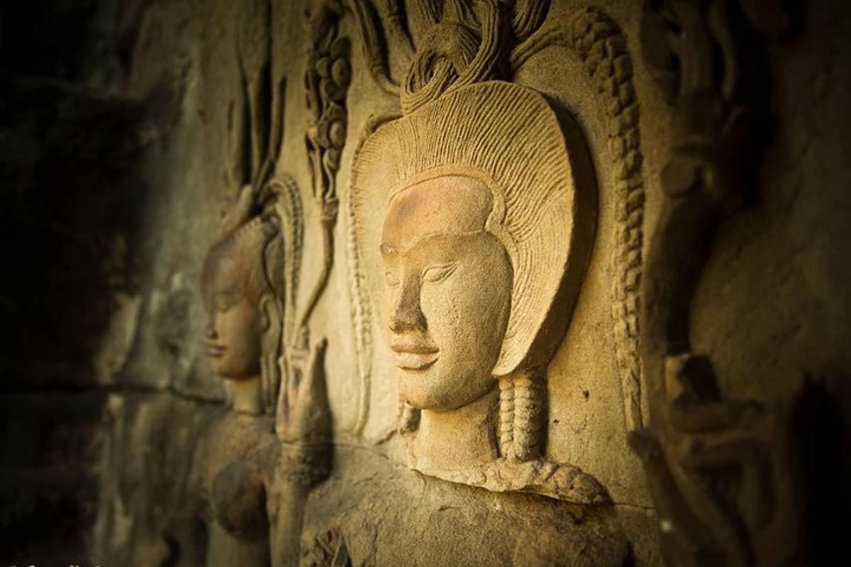 una statua di pietra di una testa su un muro