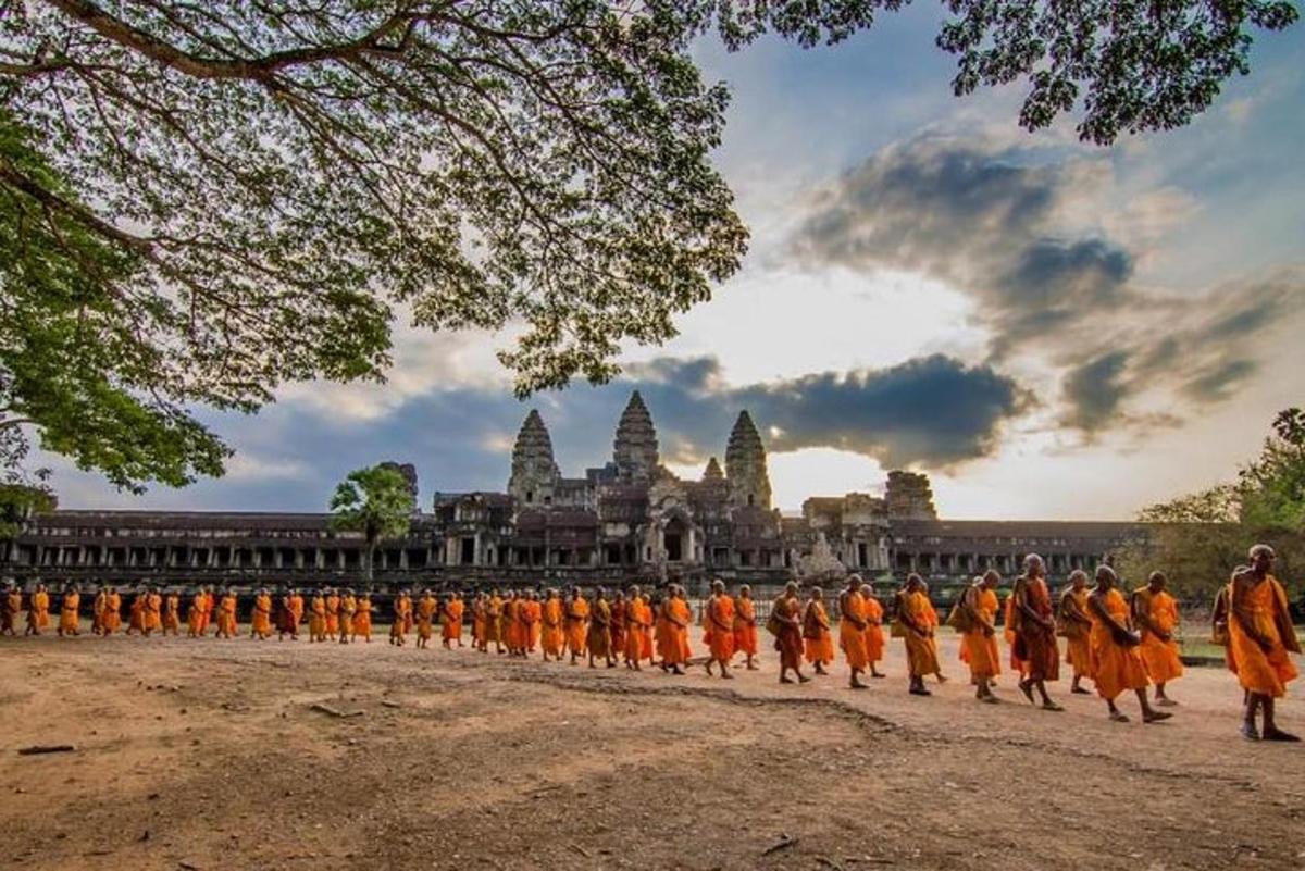 eine Gruppe von Menschen, die vor einem Tempel spazieren gehen