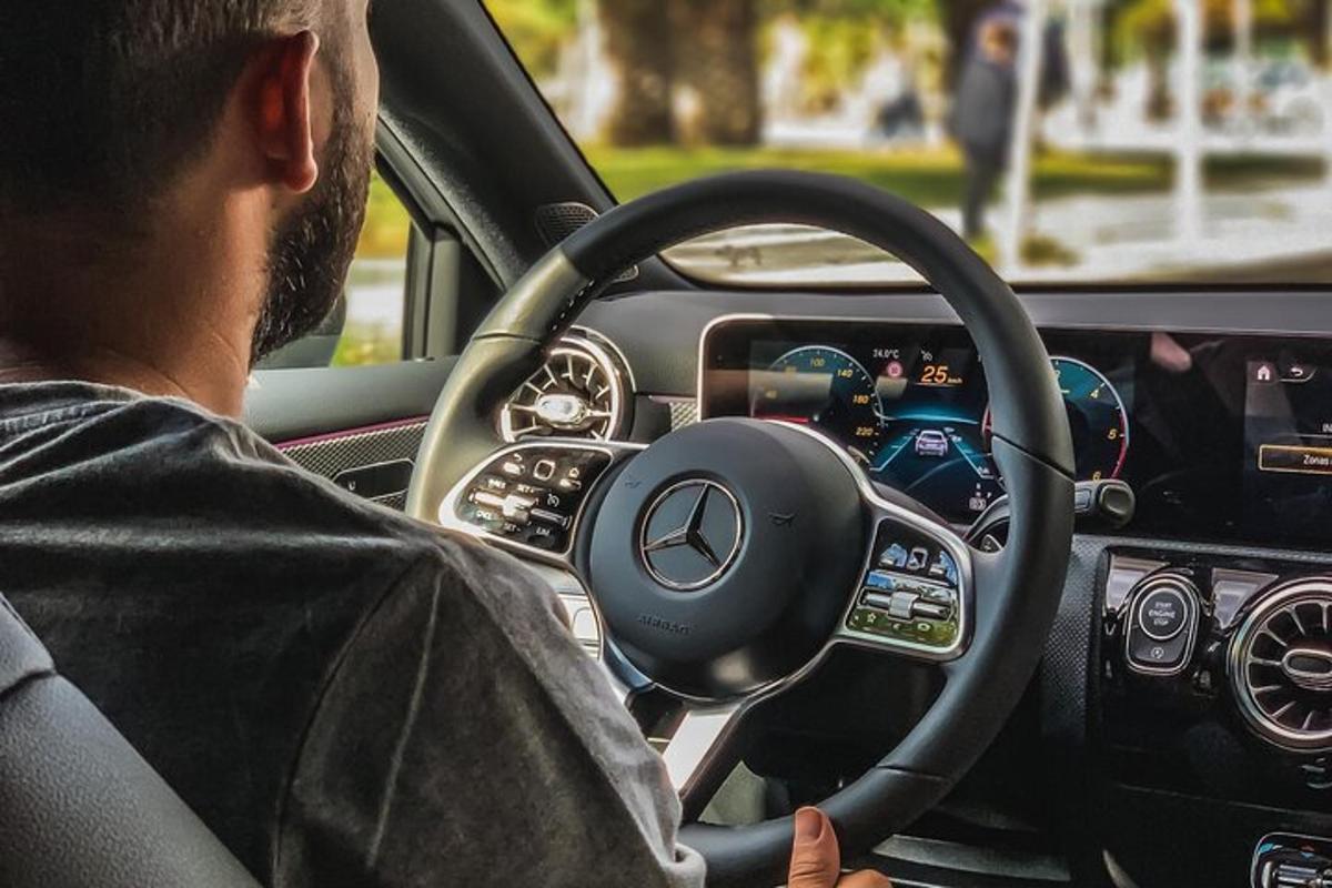 mees, kes juhtis Mercedes-Benzi autot