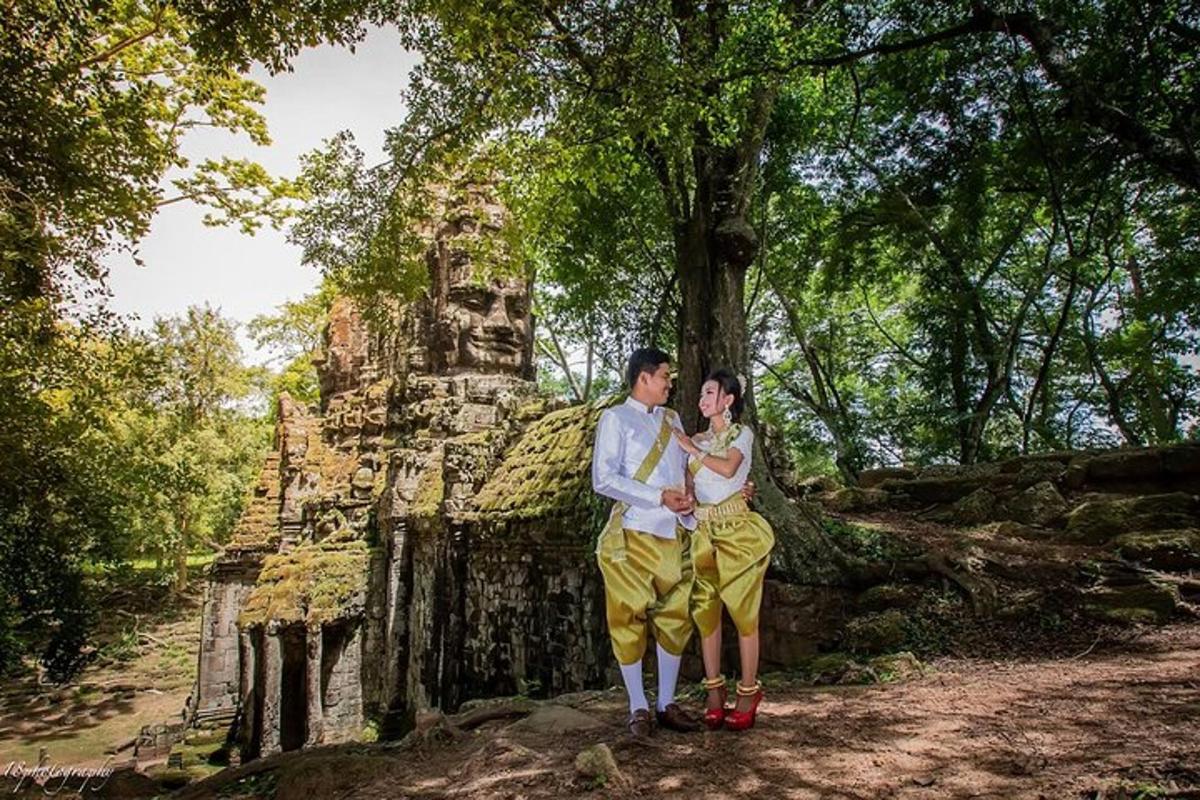 Un hombre y una mujer de pie frente a un templo.