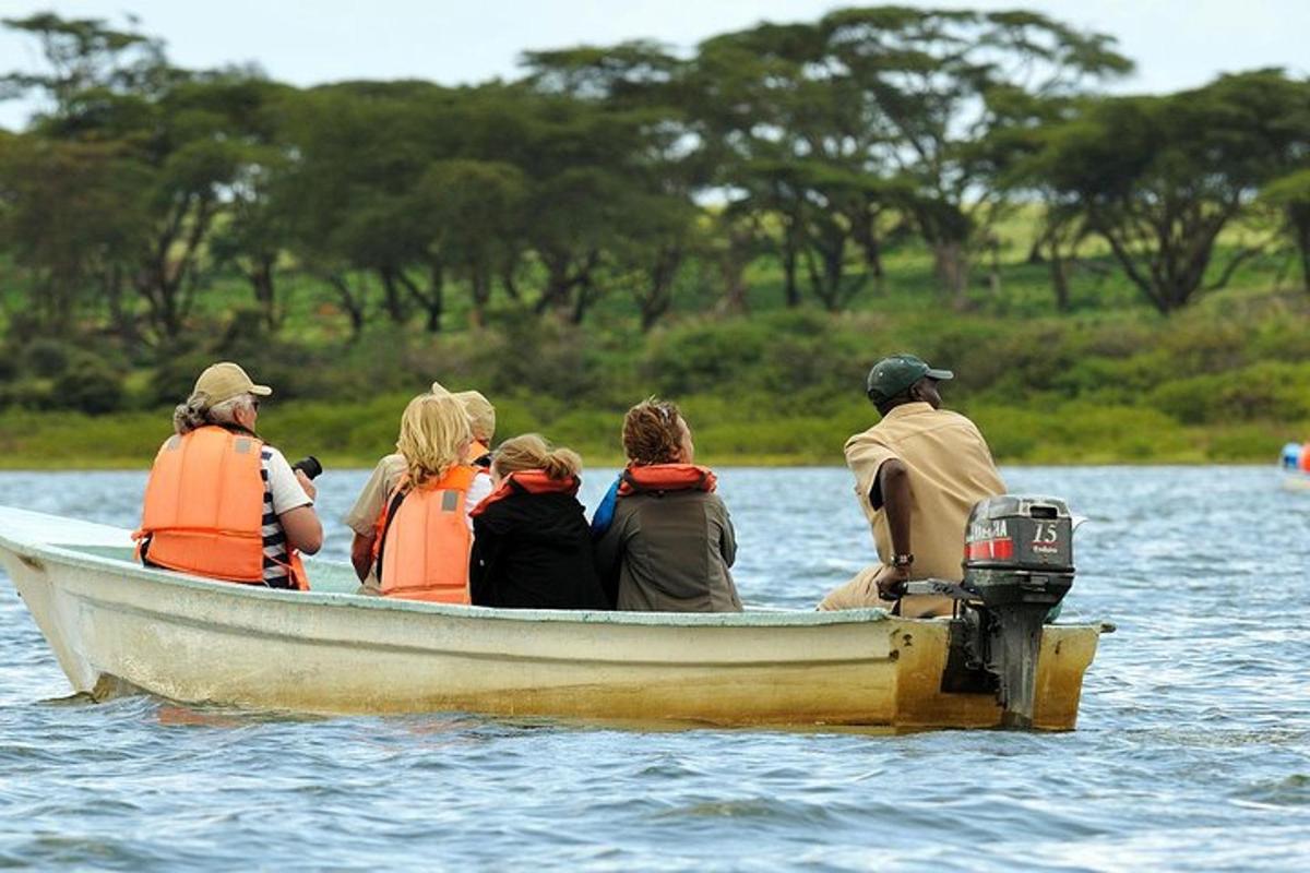 um grupo de pessoas em um barco na água