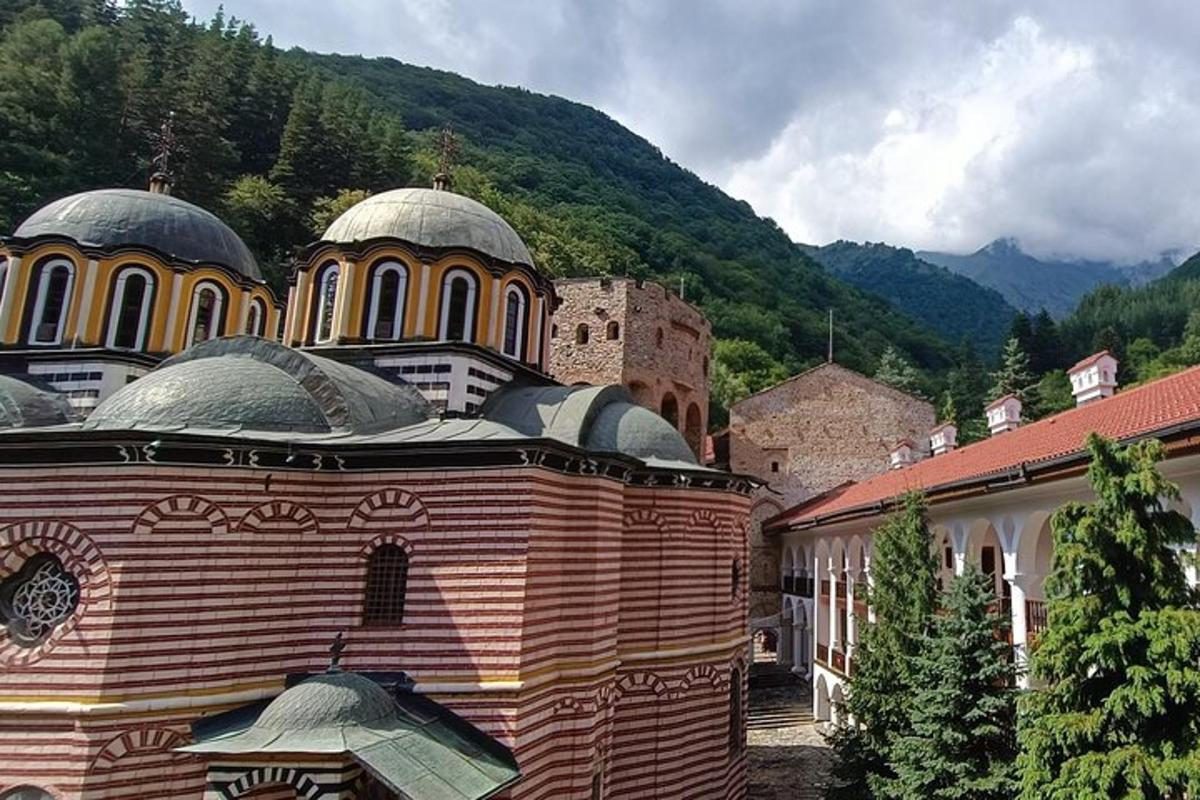 skupina budov s kopulemi na vrcholu