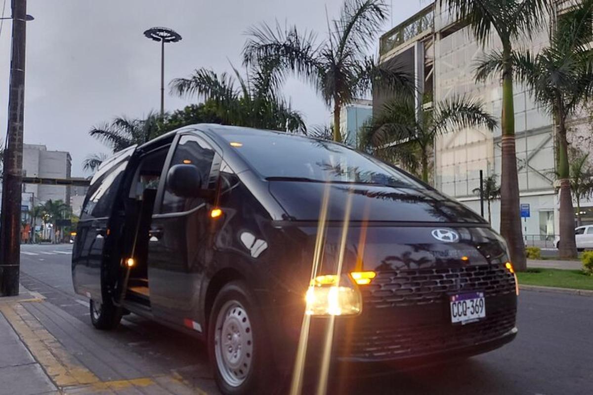 sebuah van hitam memandu di sebatang jalan