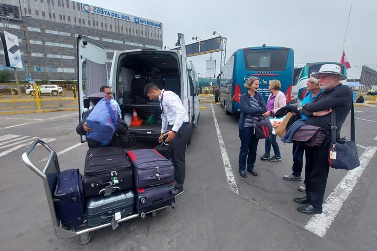 um grupo de pessoas carregando bagagem em um ônibus