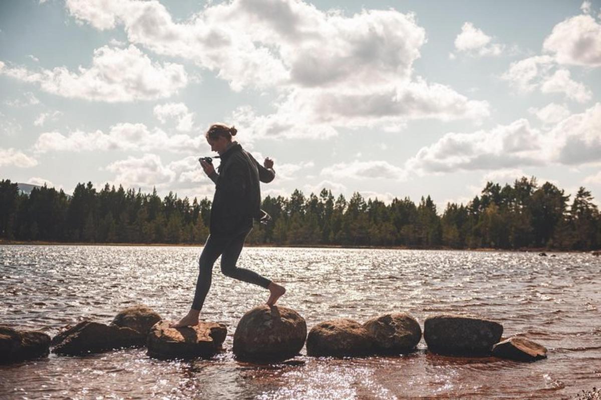 sieviete staigā pa akmeņiem ūdenī