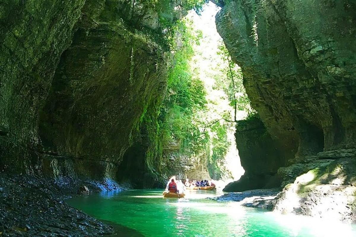 sekumpulan orang berakit menyusuri sungai di dalam gua