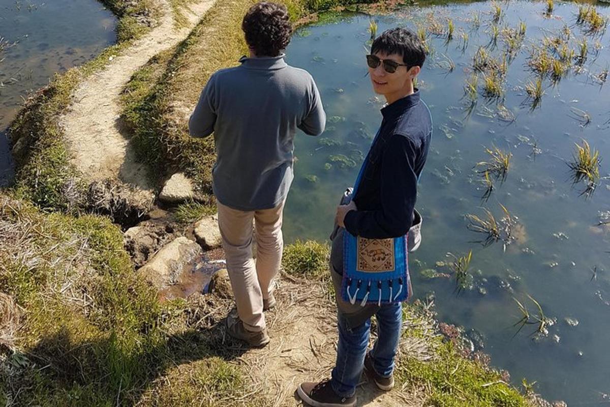човек и дечак стоје поред водене површине