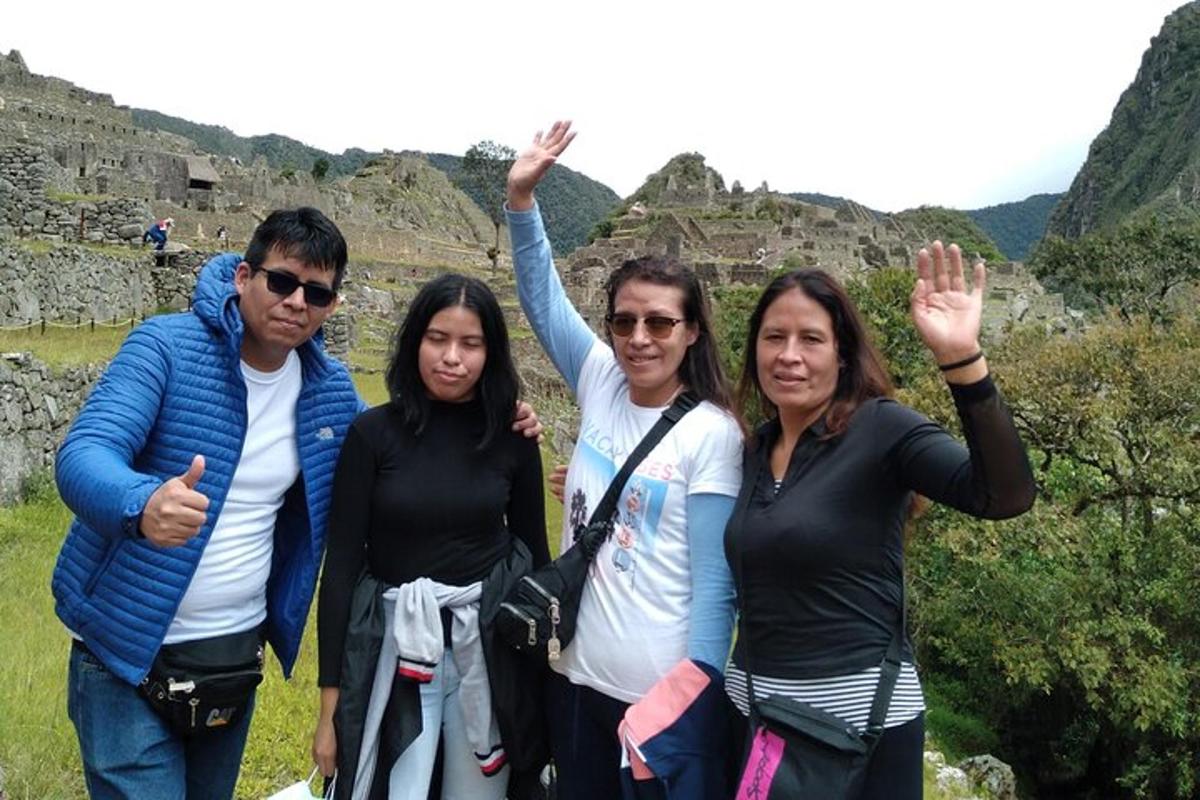 sekumpulan orang berdiri di hadapan gunung