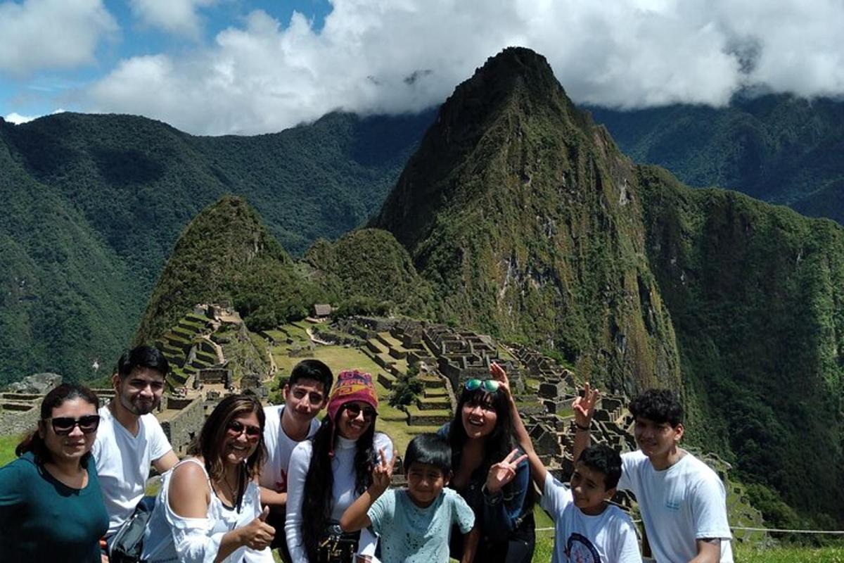 un gruppo di persone in posa per una foto a Machu Picchu